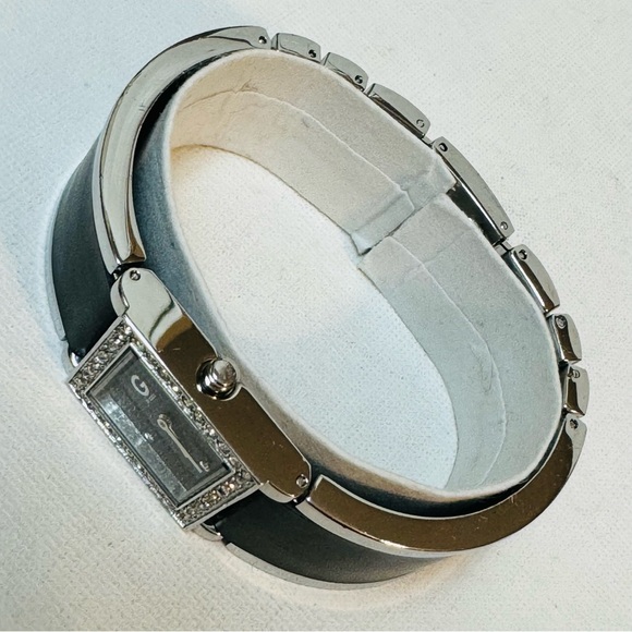 G Guess Logo Dial Women's Silver Black Dial Crystals Bracelet Watch G79006L1 - Picture 4 of 11